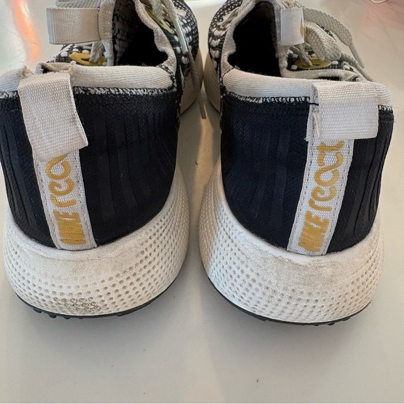 Stylish Black and White Nike React Escape Run Womens - Picture 5 of 6